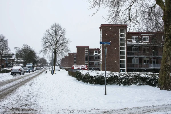 Dia Inverno Com Neve Nos Apartamentos Bairro Mais Antigo Cidade — Fotografia de Stock
