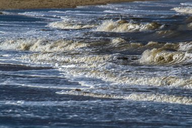 Fırtınalı bir sonbaharda, Ouddorp köyünün yakınındaki Hollanda sahillerine büyük dalgalar köpük saçar.