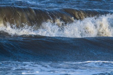 Fırtınalı bir sonbaharda, Ouddorp köyünün yakınındaki Hollanda sahillerine büyük dalgalar köpük saçar.
