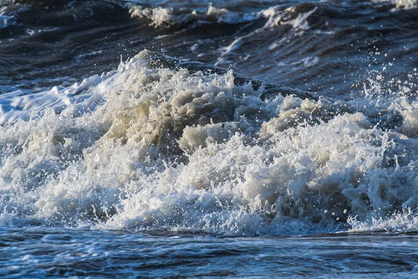 Fırtınalı bir sonbaharda, Ouddorp köyünün yakınındaki Hollanda sahillerine büyük dalgalar köpük saçar.
