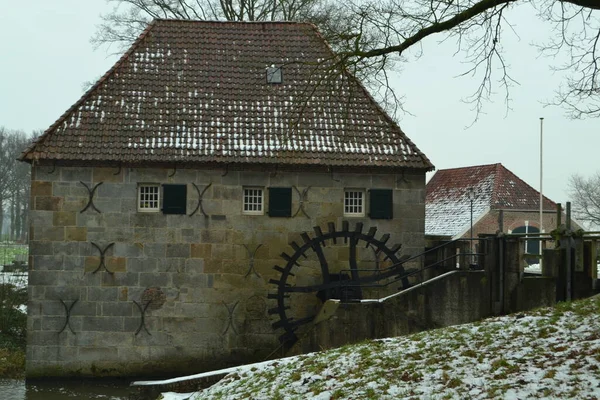 Крупный План Водяной Мельницы Mallumse Molen Водяным Колесом Покрытым Снегом — стоковое фото