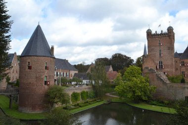 Heerenberg 'de hendek ve kulesi olan eski, ortaçağ şatosu Huis Bergh.