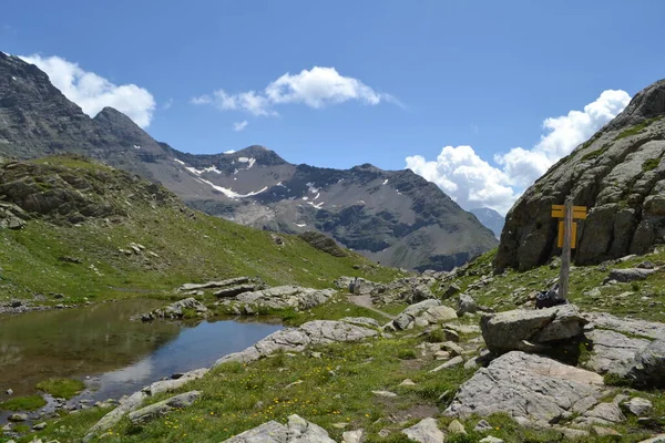 Montanhas Rochosas Perto Lago Montanha Área Natural Parc Des Ecrins — Fotografia de Stock