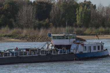 Sonbaharda güneşli bir günde Ren nehrinde bir tankerin içinde