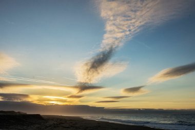 Adanın kuzey kıyılarında bulutlarla gün batımı Goeree Overflakkee