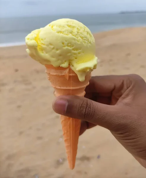 指を持つインドの甘い アイスクリーム コーンアイスクリーム の専門的な焦点を当てたイメージ — ストック写真