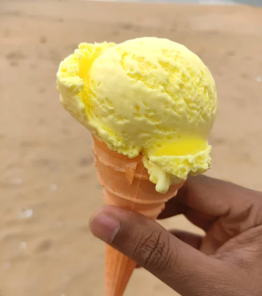 人間の手による コーンアイスクリーム と呼ばれるインドの甘いの美しいイメージ — ストック写真