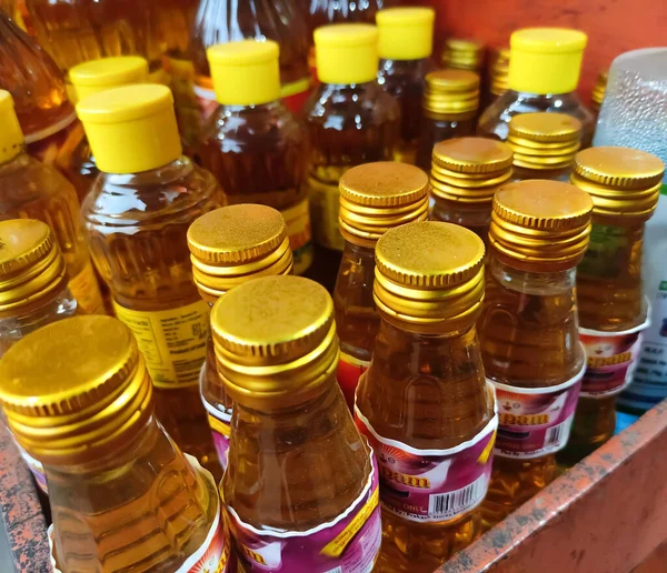 ADOOR, KERALA, Nisan-01-2022: Küçük yağ şişesinin kafa kısmı bulanık arkaplan. Fotoğraf sadece şişe başı odaklı, seçici odaklı..