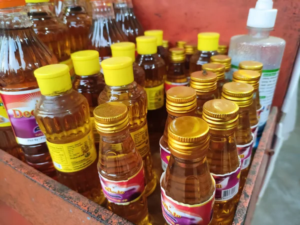 ADOOR, KERALA, Nisan-01-2022: Küçük yağ şişesinin kafa kısmı bulanık arkaplan. Fotoğraf sadece şişe başı odaklı, seçici odaklı..