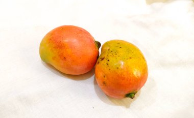 Beyaz bir arka plana çekilen mangolar.