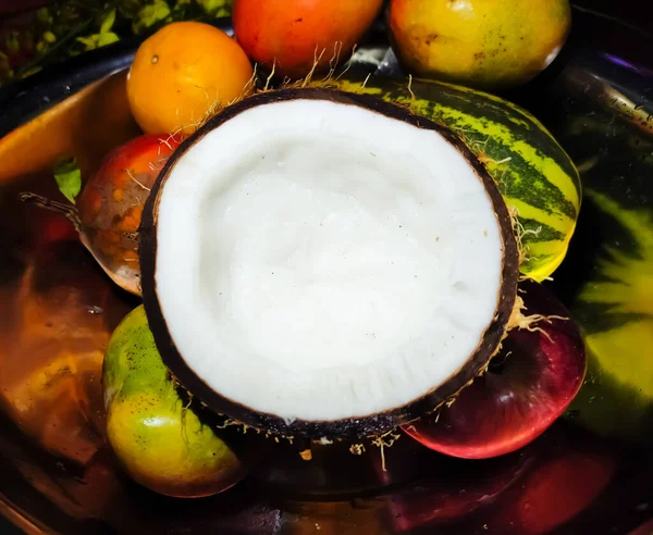 코코넛 놓여져 있습니다 배경은 과일입니다 — 스톡 사진