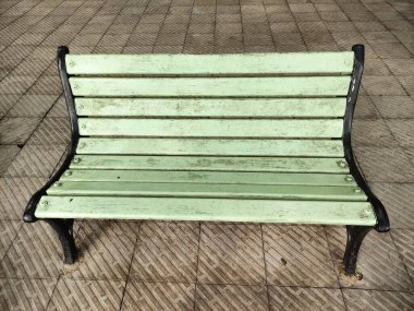 Parkta boş bir bank. Fotoğraf bir çocuk parkından alındı.