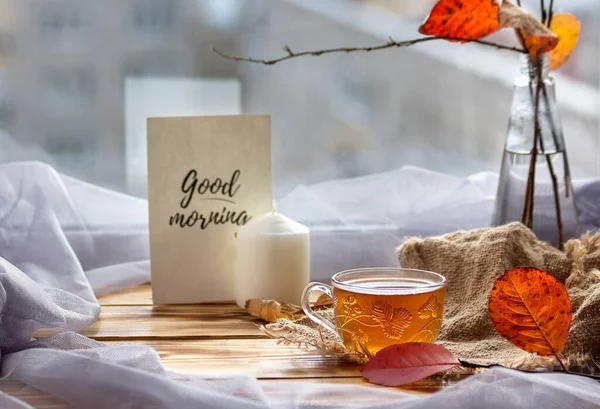 Ochtendcompositie Met Een Kopje Thee Van Doorzichtig Glas Een Vaas — Stockfoto