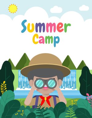 Yaz kampındaki çocuklar izci üniforması giyer. Reklam broşürleri için arka plan eğitimi alır. Mutlu çocuklar kampta etkinlik yapar. 