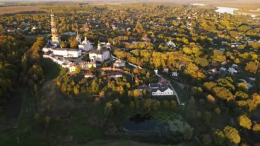 Manastırı yukarıdan harika bir sonbahar akşamı manzarası