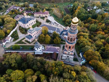 Manastırın yukarıdaki sonbahar gününden görünüşü