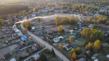 Şehrin dışında harika bir sonbahar sabahı.