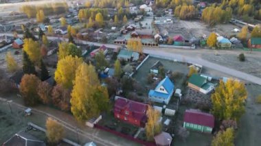 Şehrin dışında harika bir sonbahar sabahı.