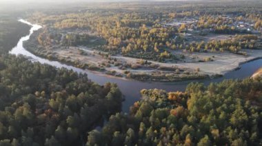 Şehrin dışındaki sabah nehir manzarası