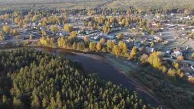 Şehrin dışındaki sabah nehir manzarası