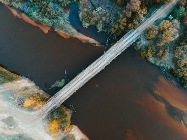 Şehrin dışındaki sabah nehir manzarası