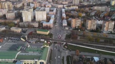 Sonbahar akşamından şehrin manzarası