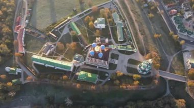 Kremlin 'in yukarıdan görünüşü şehrin üzerinde sonbahar sabahından