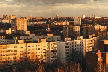 Şehrin sonbahar akşamı manzarası