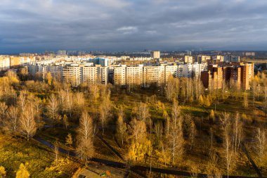 Şehrin sonbahar akşamı manzarası