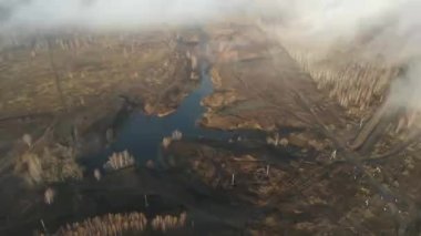 Şehir manzarasının dışında sisli bir şafak