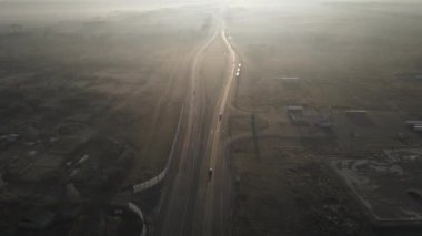 Karayolu manzarası sisli şafak vakti şehir dışında