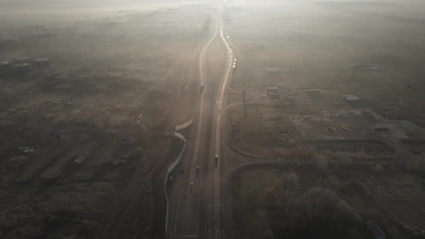 Pohled Dálnici Mlhavý Úsvit Mimo Město — Stock video