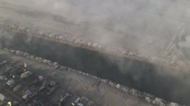 Şehir manzarasının dışında sisli bir şafak