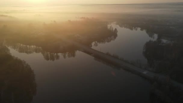 街の外の高速道路霧の夜明けの眺め — ストック動画