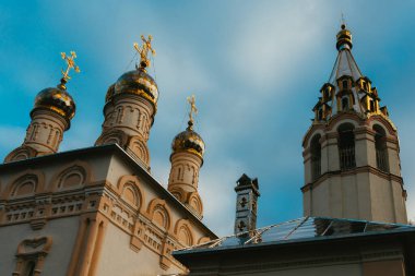 Manastır manzarası şehrin üzerinde gün batımı