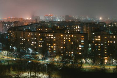 Şehrin üzerindeki sokak manzaralı gece