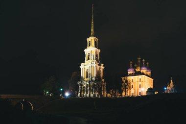 Şehrin üzerindeki katedral gecesinin manzarası