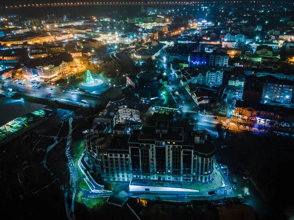 Şehrin üzerindeki cadde gecesinin manzarası