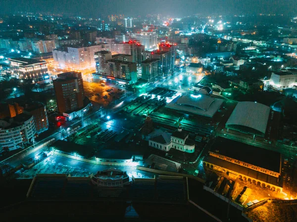 Şehrin üzerindeki cadde gecesinin manzarası