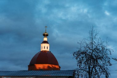 Manastır manzarası şehrin üzerinde gün batımı