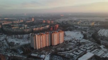 Şehre dışarıdan bakıldığında kar yağdı.