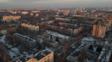 Şehre dışarıdan bakıldığında kar yağdı.