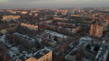 Şehre dışarıdan bakıldığında kar yağdı.