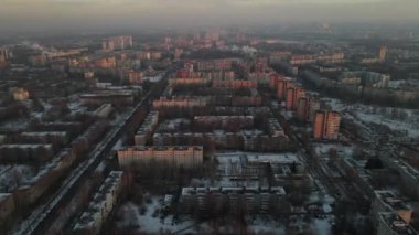 Şehre dışarıdan bakıldığında kar yağdı.