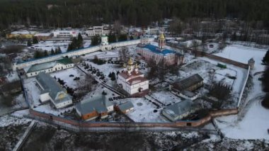 Manastıra yukarıdan bak.