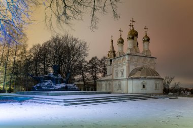 Şehrin üzerindeki sokak manzaralı gece