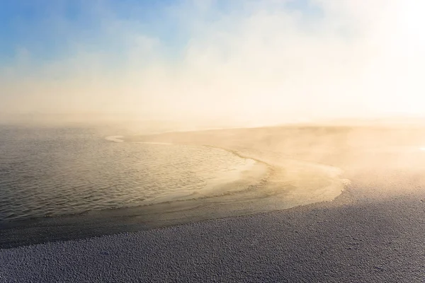 Foggy Amanhecer Sesta Lago Após Queda Neve — Fotografia de Stock
