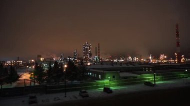 Çevre kirliliği üzerine petrol rafinerisi gecesi