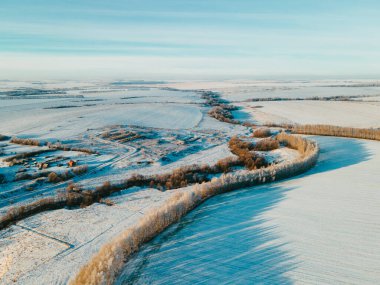 Kar yağışından sonra şehrin dışında dondurucu bir sabah.