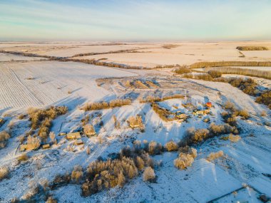 Kar yağışından sonra şehrin dışında dondurucu bir sabah.